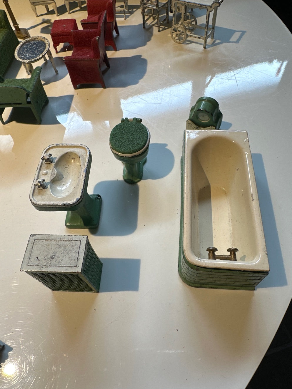 Samling af dukkehusmøbler
